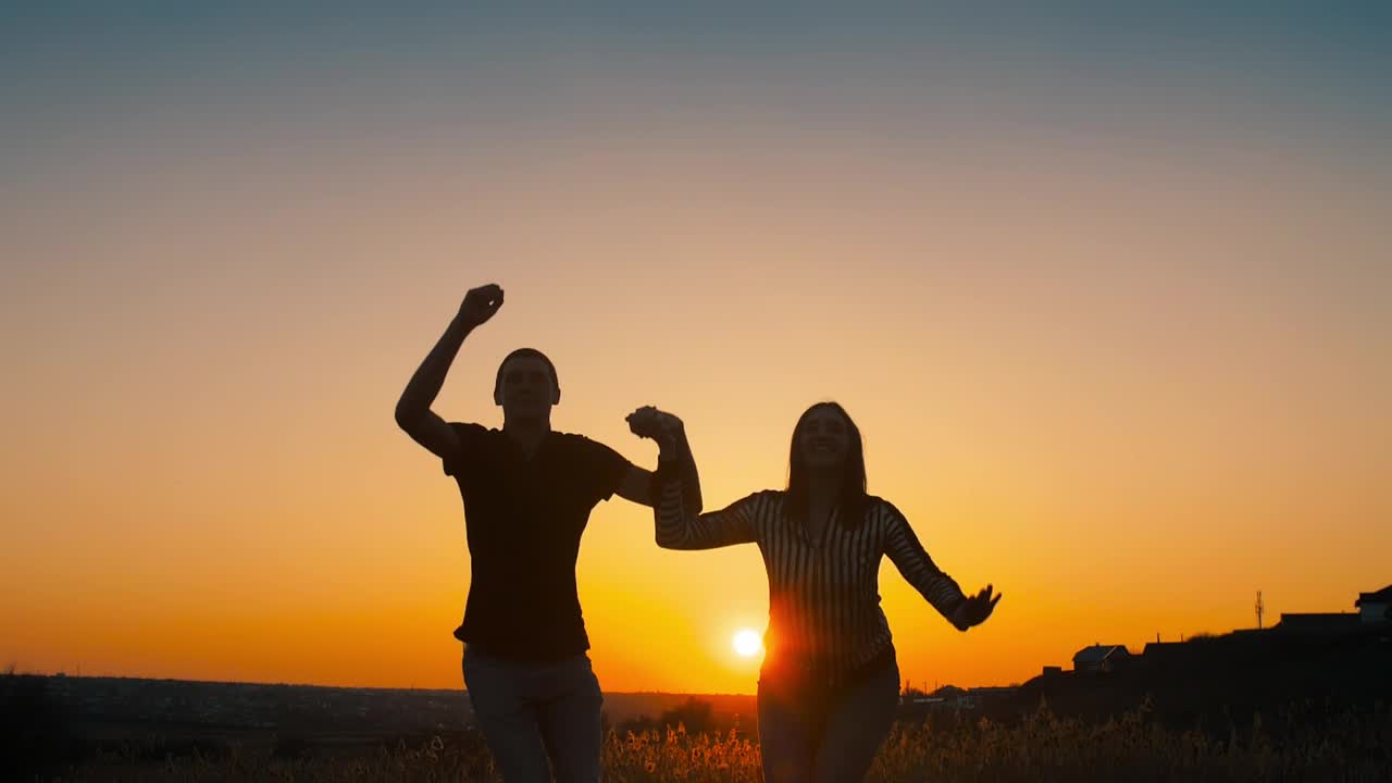 Free Stock Video Silhouette Of A Couple Jumping In The Sunset Live Wallpaper - Free Download