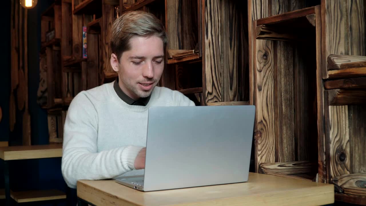 Stock Video Man Typing On A Laptop In A Caf Animated Wallpaper - Free Download