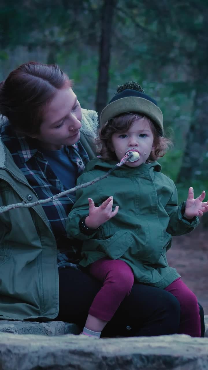 Stock Video Mother With Her Little Daughter Eating A Marshmallow In Nature Live Wallpaper - Free Download