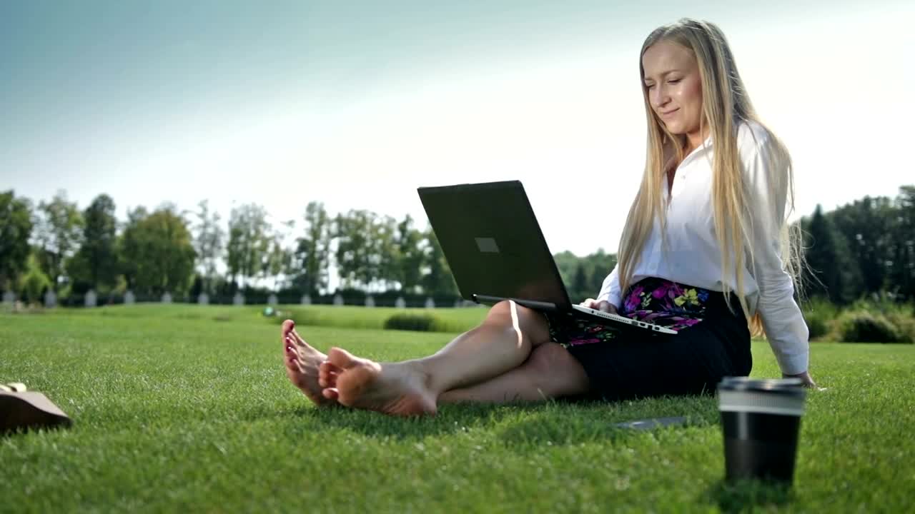 Video Stock Businesswoman Chatting Online Live Wallpaper For PC - Free Download