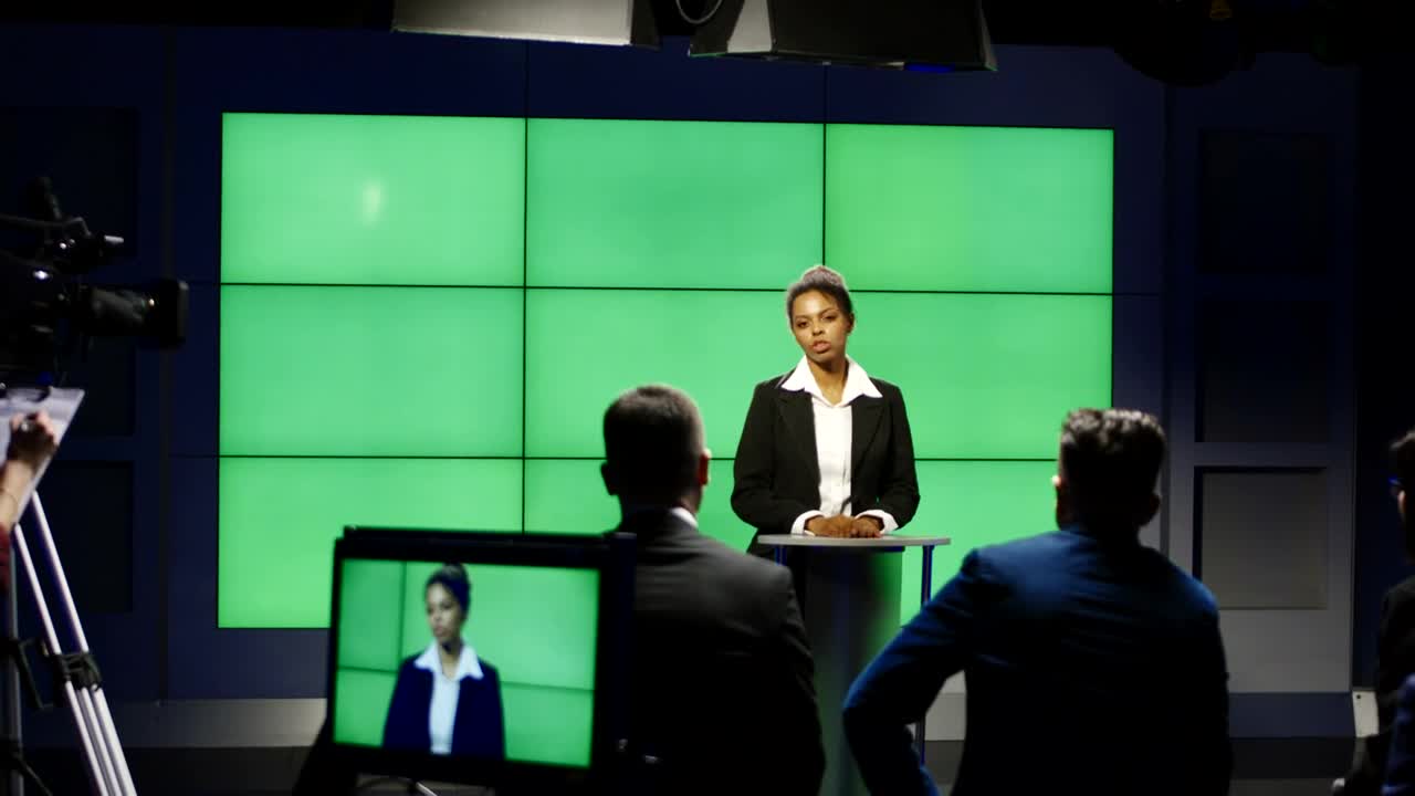Stock Video News Presenter In Front Of Green Screens Live Wallpaper - Free Download