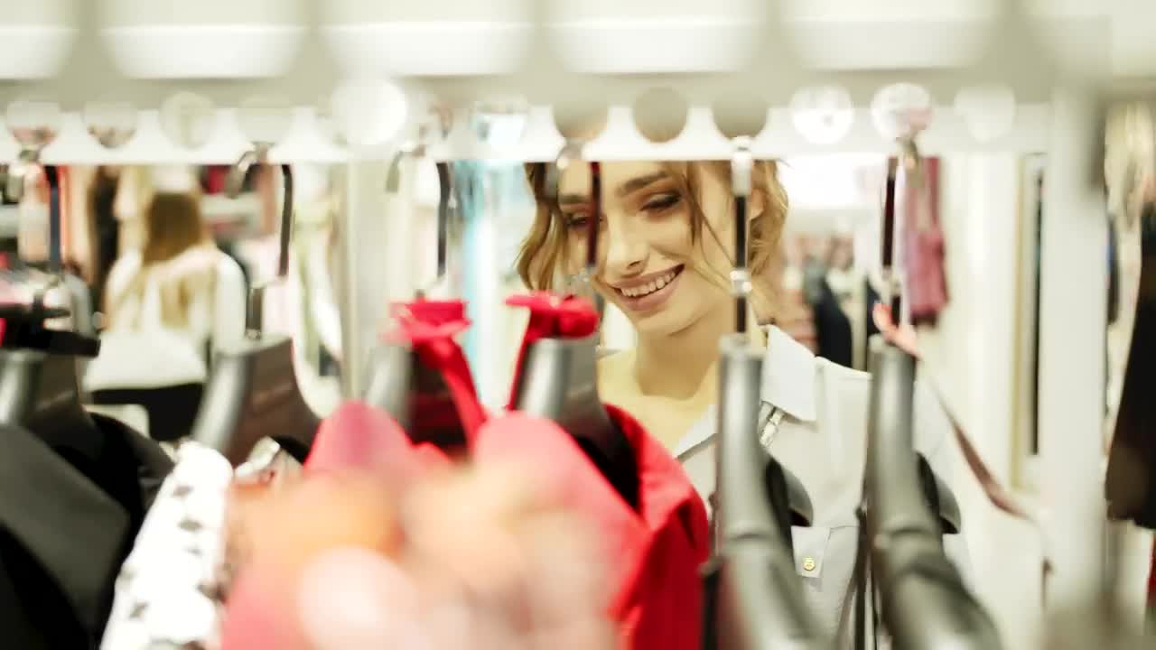 Stock Video Mujer Mirando La Ropa En El Centro Comercial Live Wallpaper - Free Download