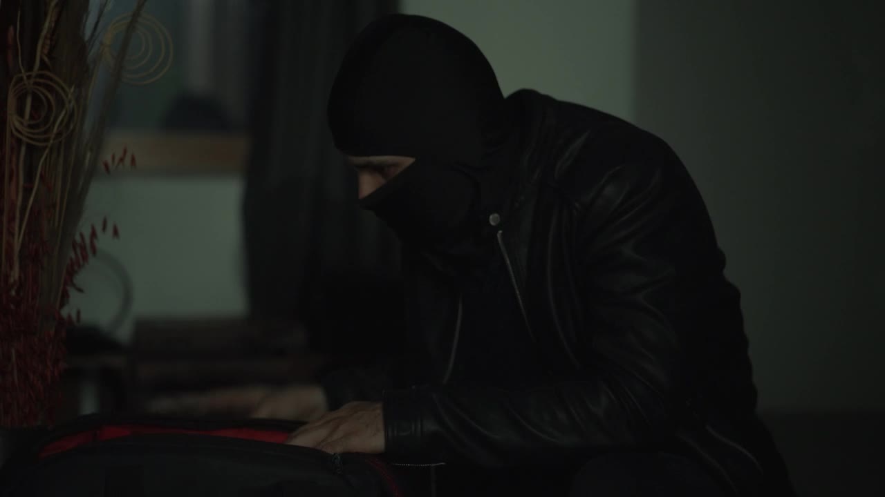 Free Video Stock thief is surprised by the police when stealing Live Wallpaper - Free Download