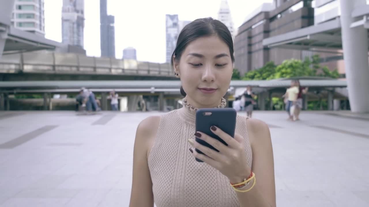 Video Stock Portrait Of A Woman Walking Who Uses Cell Phone Live Wallpaper Free - Free Download