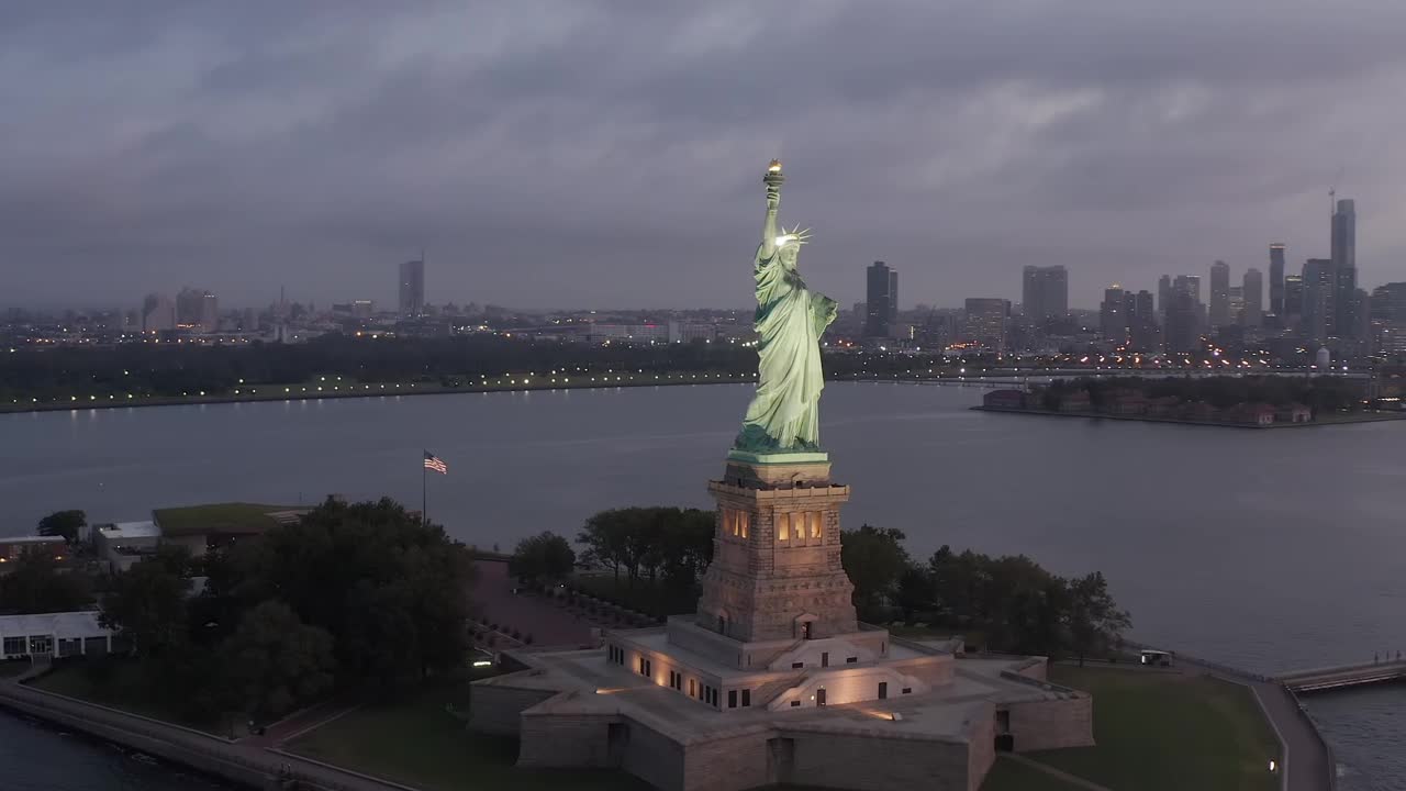 Free Video Stock the statue of liberty during a cloudy night Live Wallpaper - Free Download