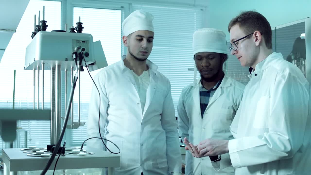 Video Stock Professor Showing Students A Lab Procedure Live Wallpaper Free - Free Download