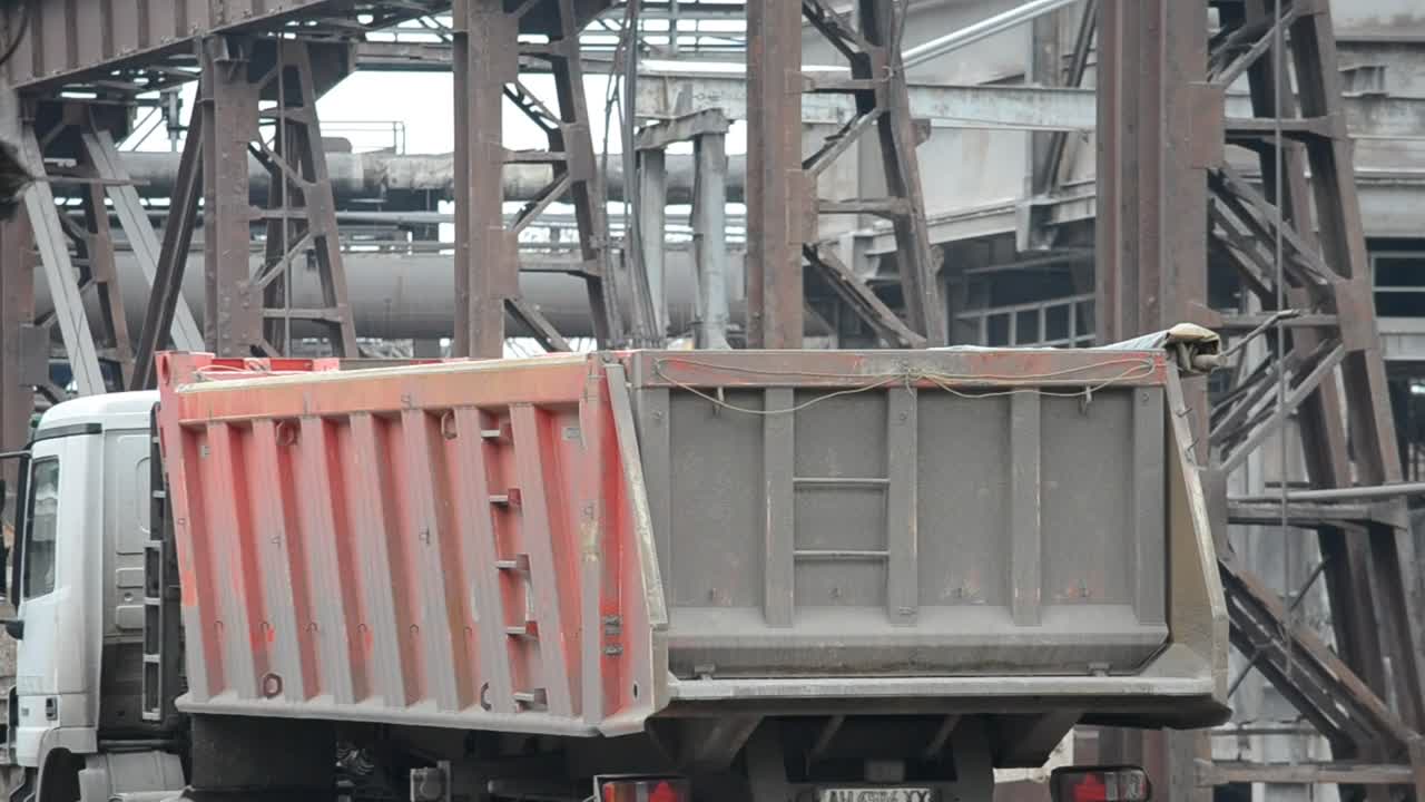 Stock Video Loading Scrap Into A Truck Animated Wallpaper - Free Download