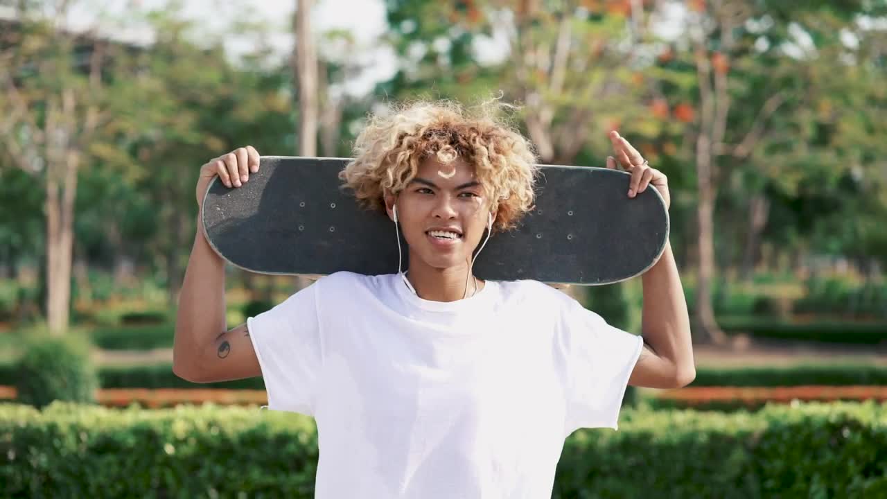 Free Video Stock Skater Dancing With His Skateboard On His Shoulders Live Wallpaper - Free Download
