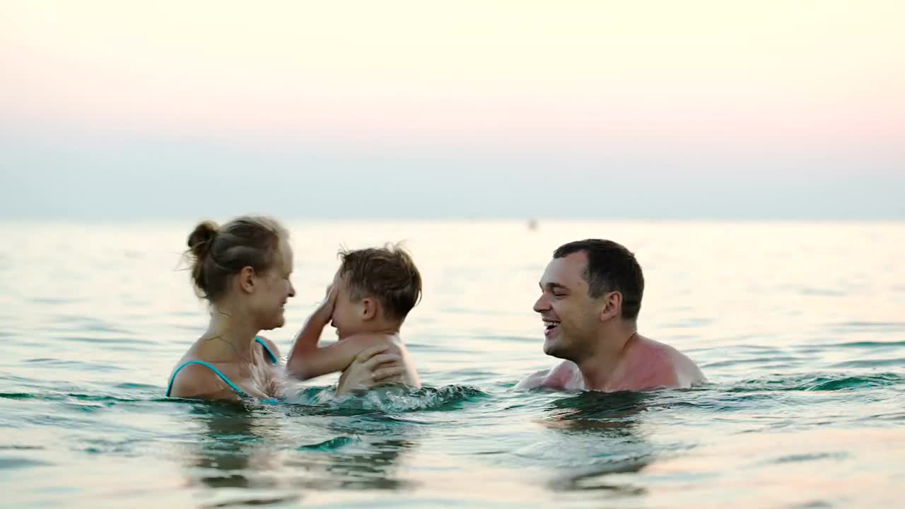 Free Stock Video Young Parents Playing In The Ocean Live Wallpaper - Free Download