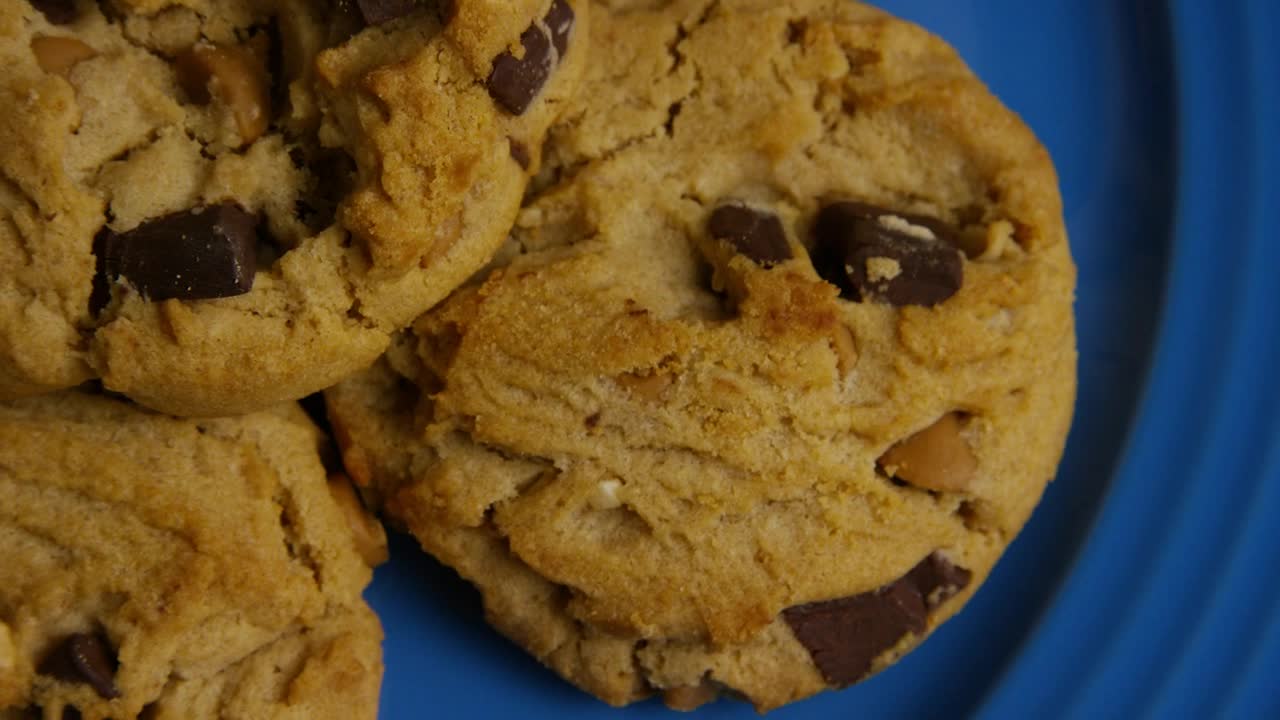 Video Stock Chocolate Chip Cookies On A Rotating Plate Live Wallpaper For PC - Free Download