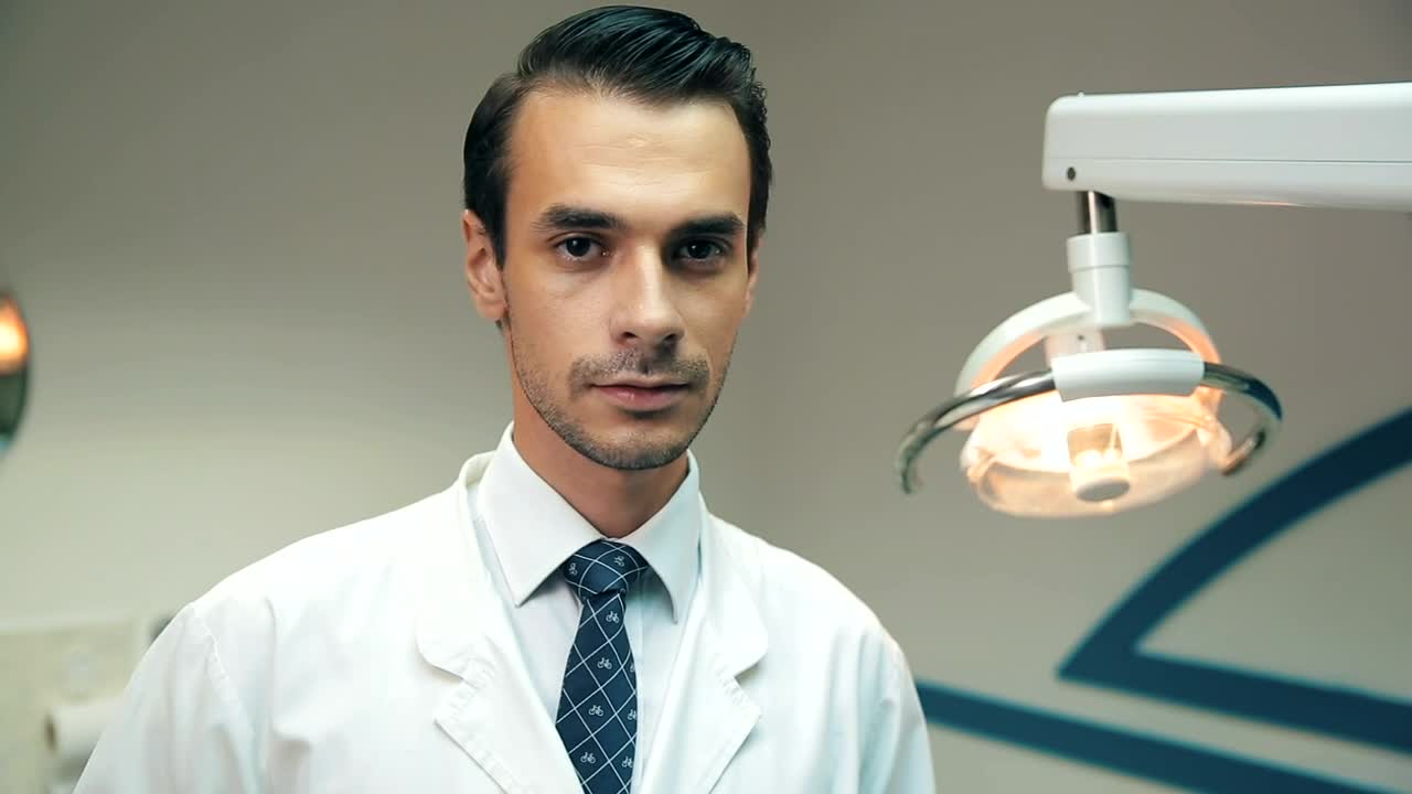 Video Stock Portrait Of A Dentist In His Dental Office Live Wallpaper Free - Free Download