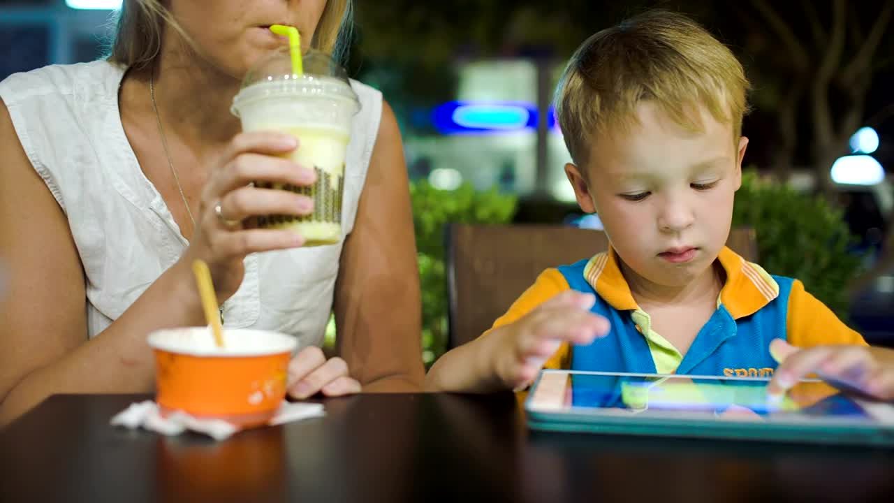 Stock Video Mother And Son In A Caf Animated Wallpaper - Free Download