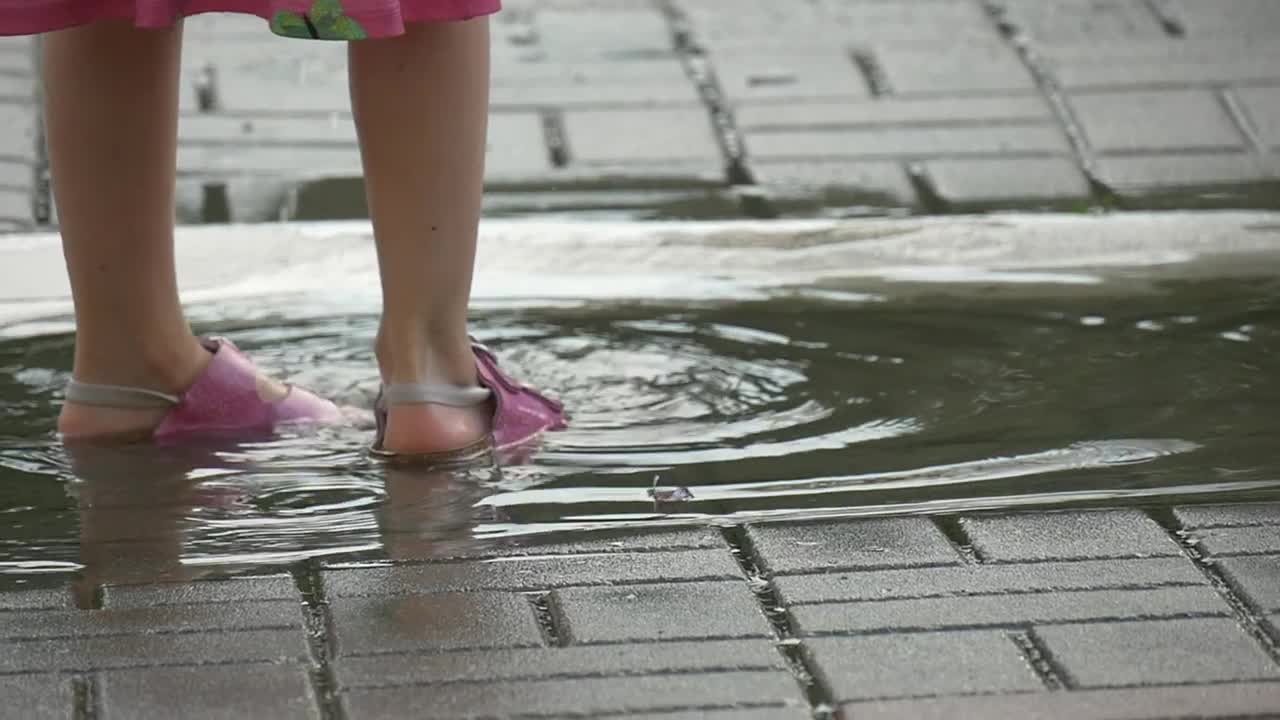 Stock Video Girls Feet On The Puddle Live Wallpaper For PC - Free Download