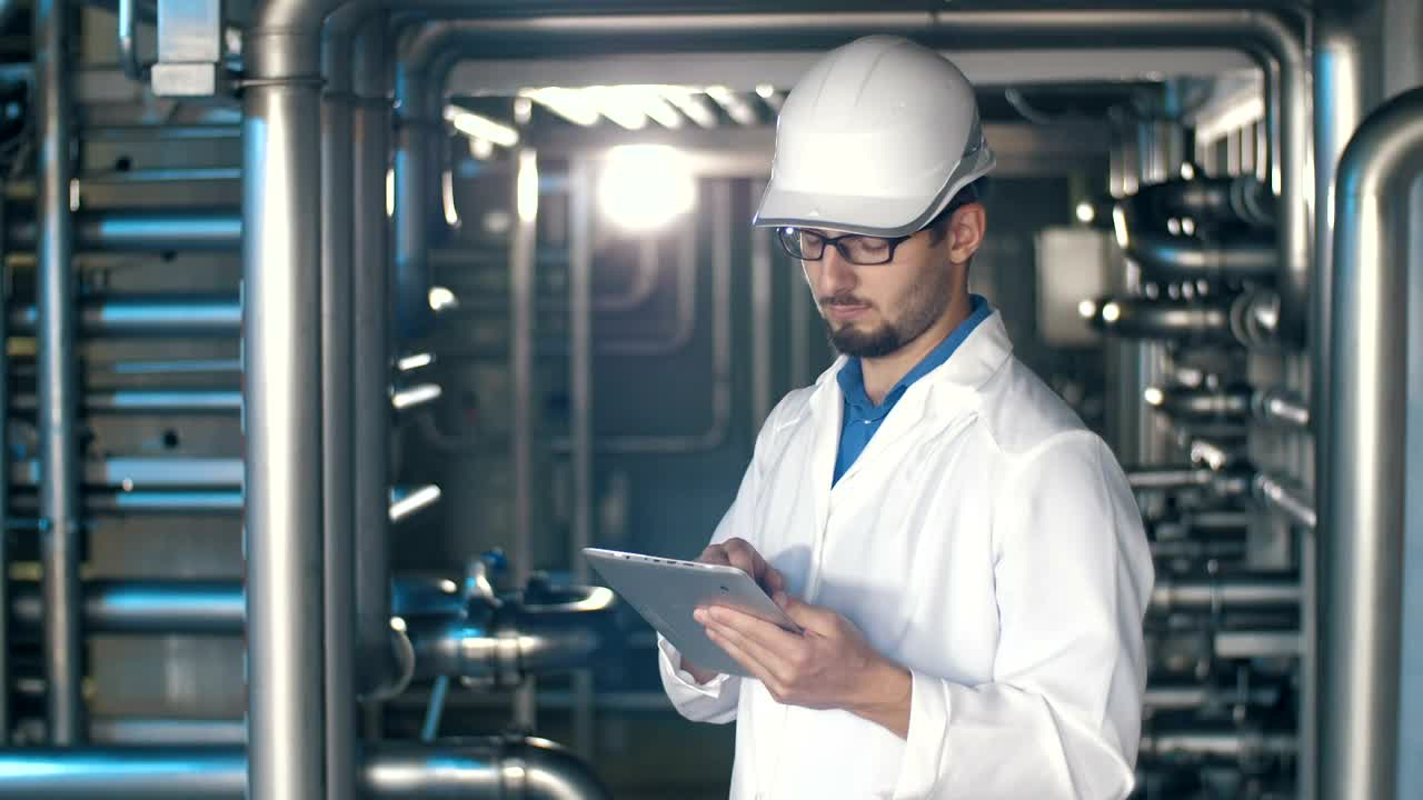 Stock Video Engineer Working In Industry Live Wallpaper For PC - Free Download