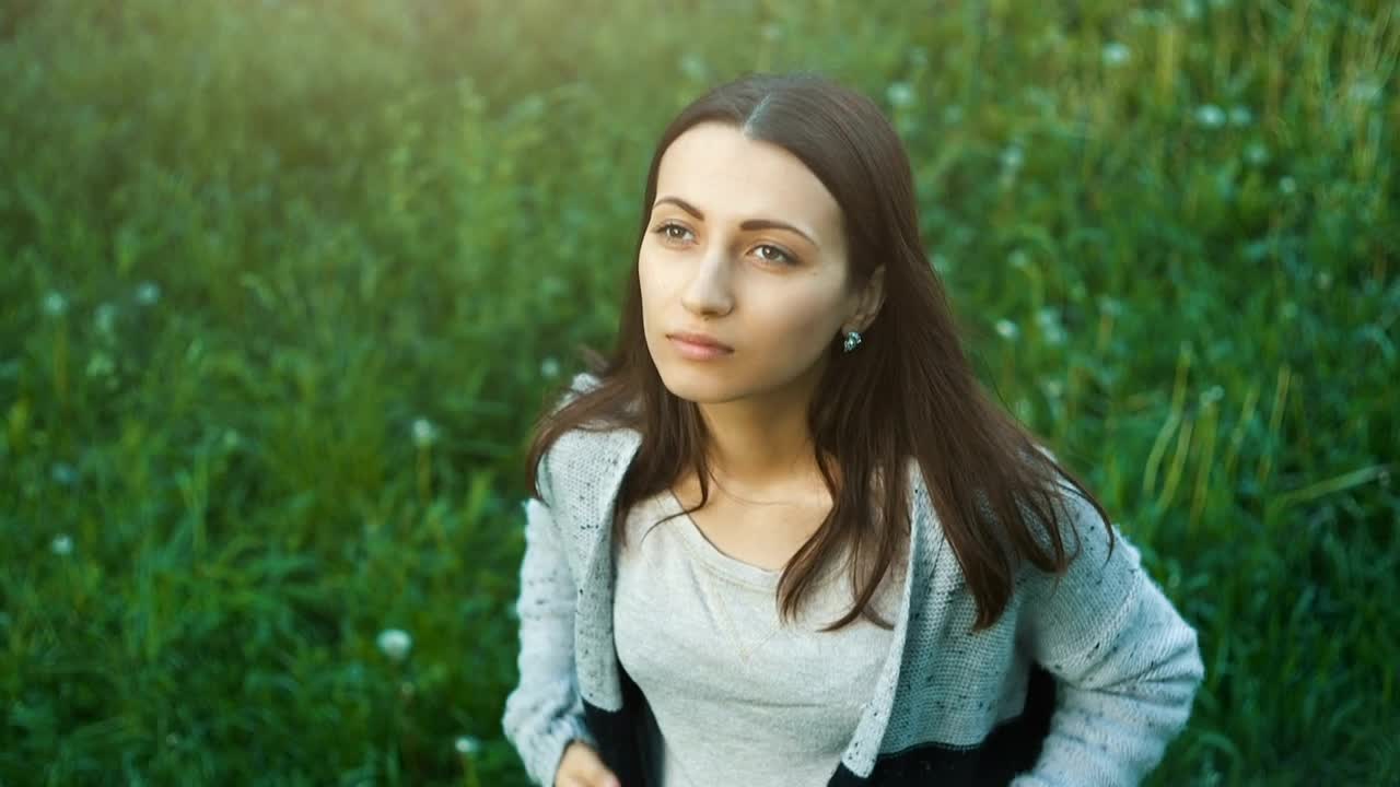 Free Stock Video Woman Looking At The Sky With Hope Live Wallpaper - Free Download