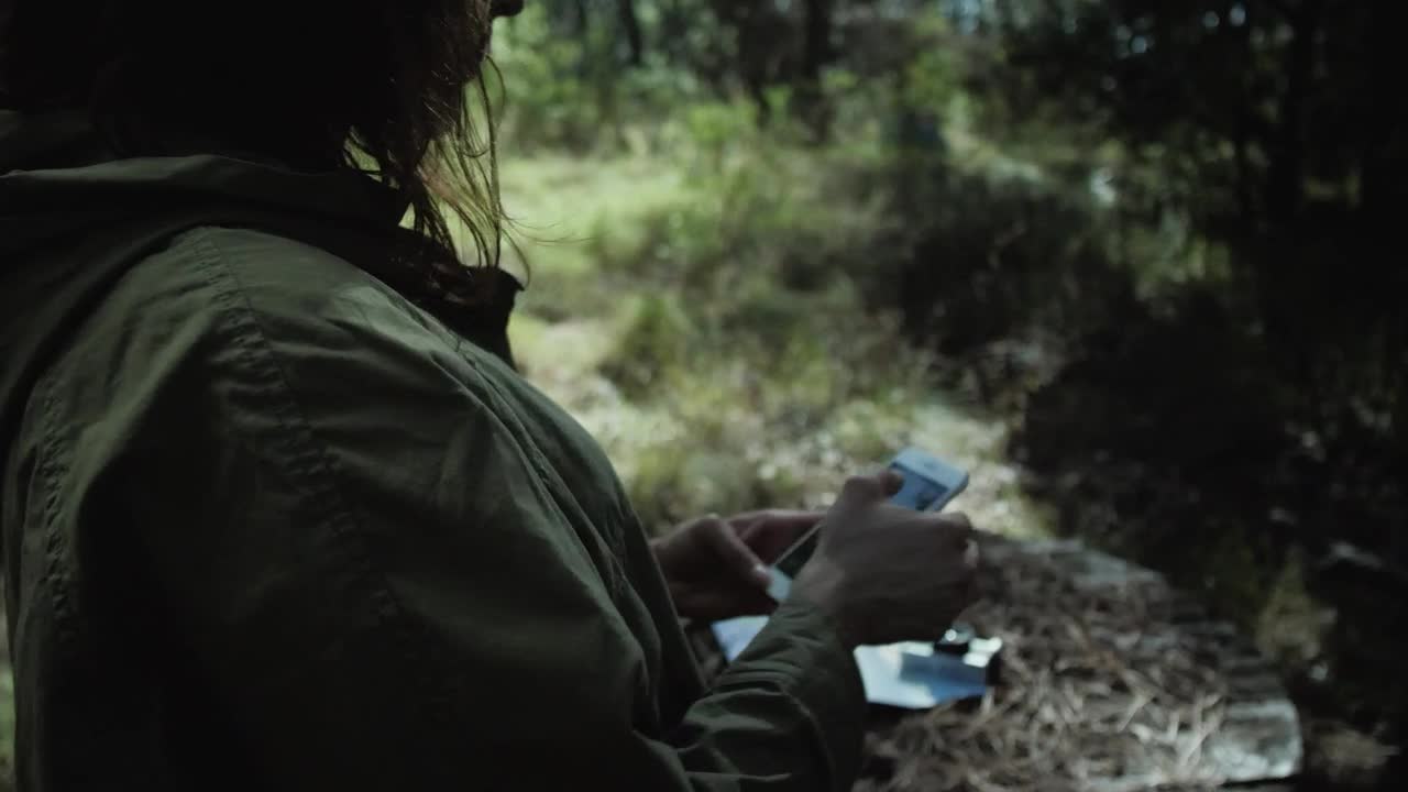 Video Stock Photographer Using A Smartphone Live Wallpaper Free - Free Download