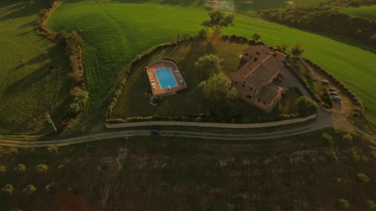 Video Stock Cart Arriving At A Holiday Home In The Countryside Live Wallpaper For PC - Free Download