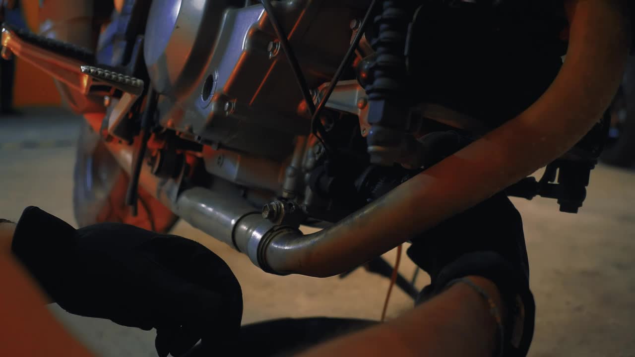 Video Stock Professional Mechanic Fixing A Motorcycle Live Wallpaper Free - Free Download