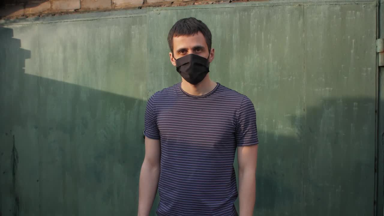 Stock Video Man With Mask Keeping Distanc Animated Wallpaper - Free Download