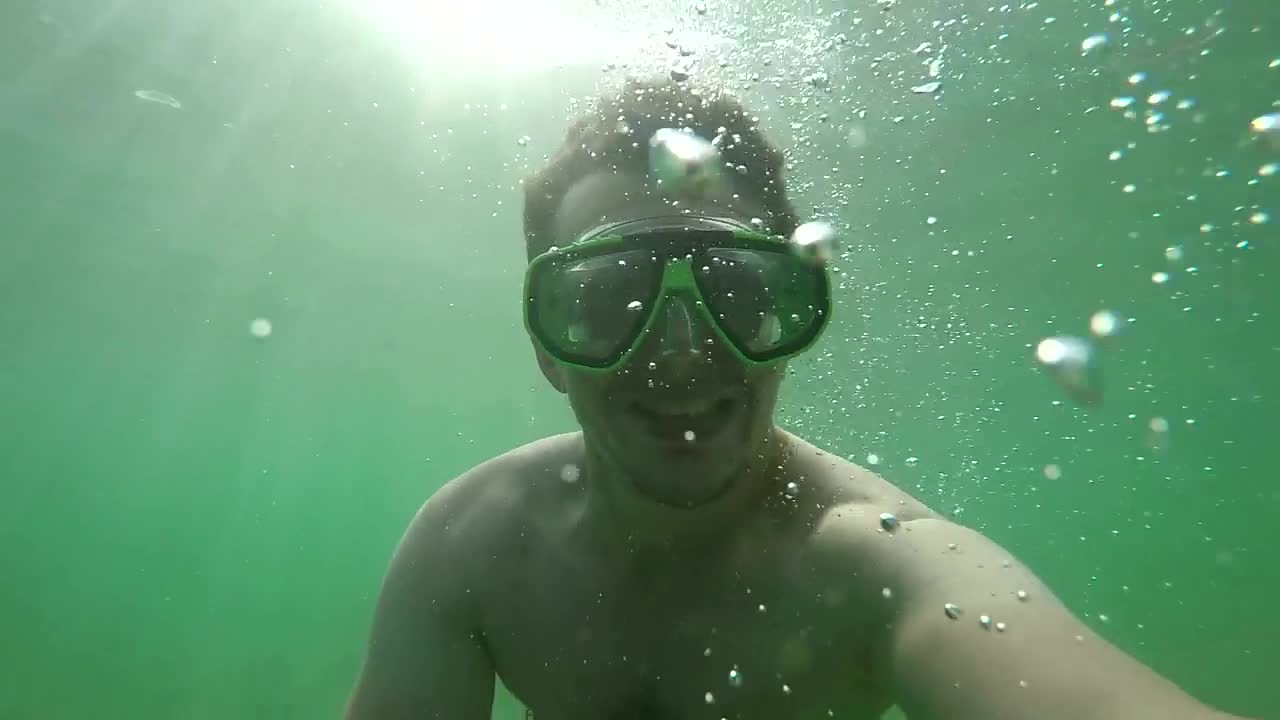 Stock Video Man Taking Selfies While Diving In The Se Animated Wallpaper - Free Download
