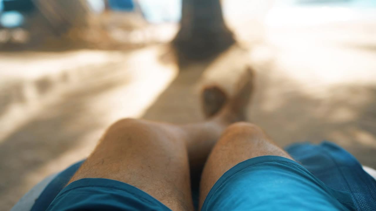 Stock Video Joven Relandose En La Sombra En Una Playa Animated Wallpaper - Free Download