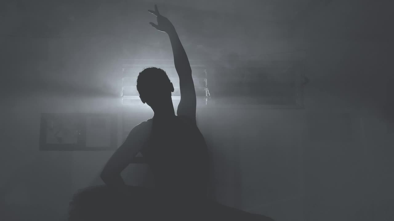 Free Stock Video Silhouette Of A Ballet Dancer Doing Figures Live Wallpaper - Free Download