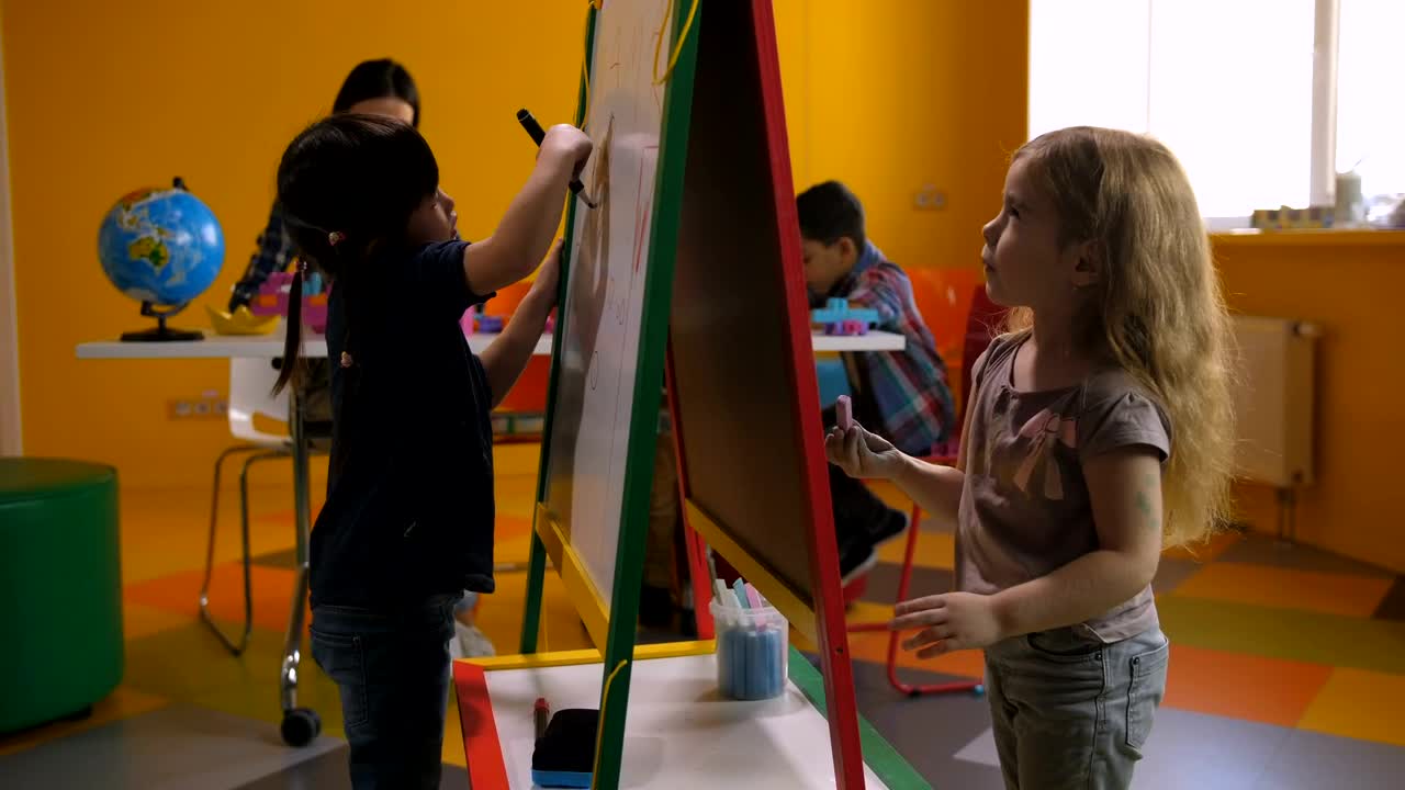 Video Stock Children Drawing In Art Class Live Wallpaper For PC - Free Download