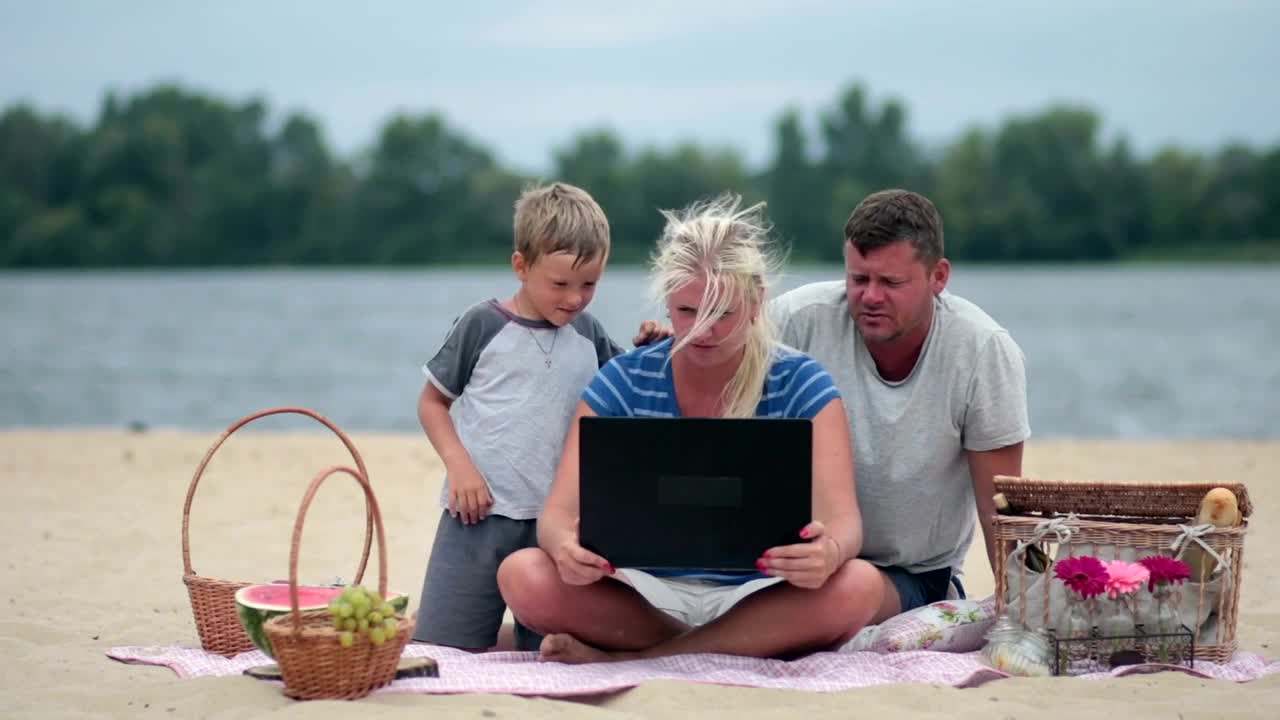 Video Stock Picnic At The Beach With A Laptop Live Wallpaper Free - Free Download