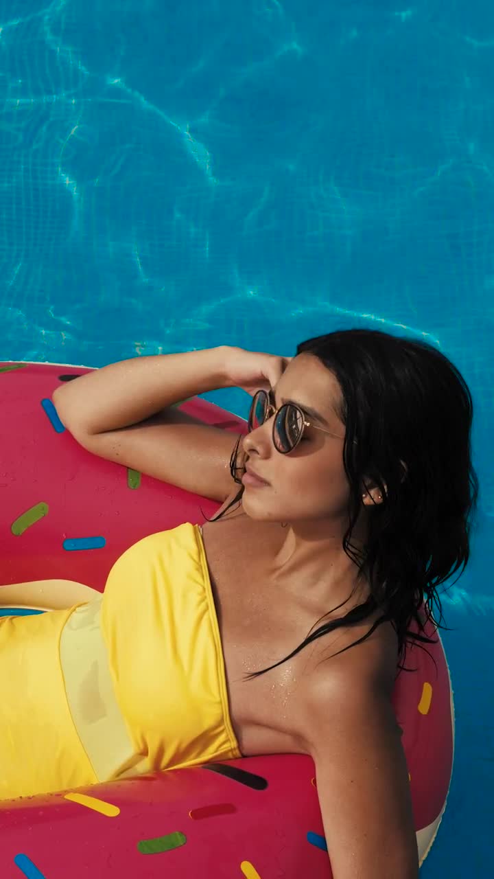 Free Stock Video Sitting In An Inflatable Donut In A Pool Live Wallpaper - Free Download
