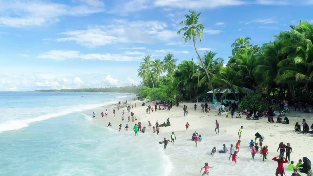 Stock Video Families On The Beach Live Wallpaper For PC - Free Download
