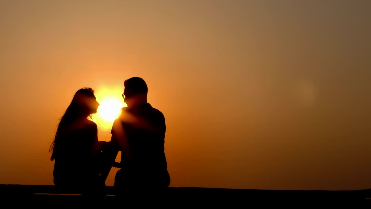 Free Stock Video Silhouette Of Lovers At Sunset Static Shot Live Wallpaper - Free Download