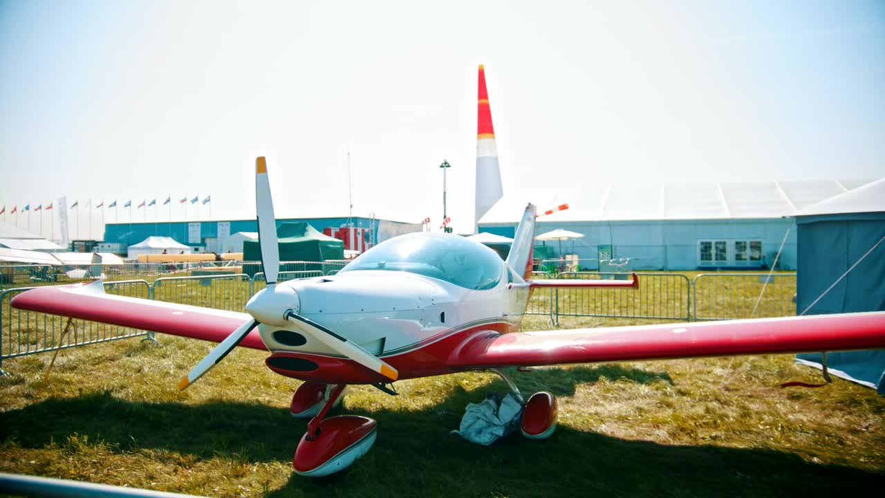 Video Stock Red Plane Parked On A Display In A Field Live Wallpaper Free - Free Download