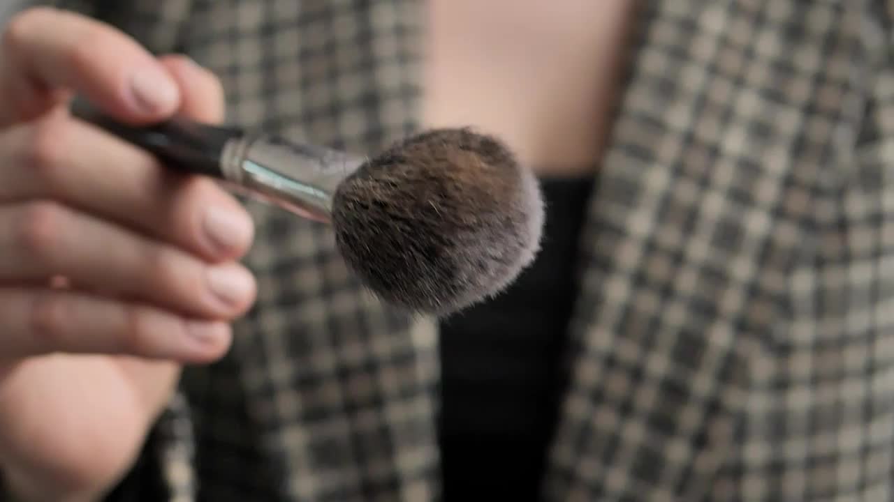 Free Video Stock Slowly Shaking A Powder Makeup Brush Live Wallpaper - Free Download