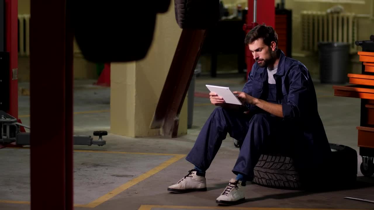Stock Video Mechanic Using A Tablet In A Worksho Animated Wallpaper - Free Download