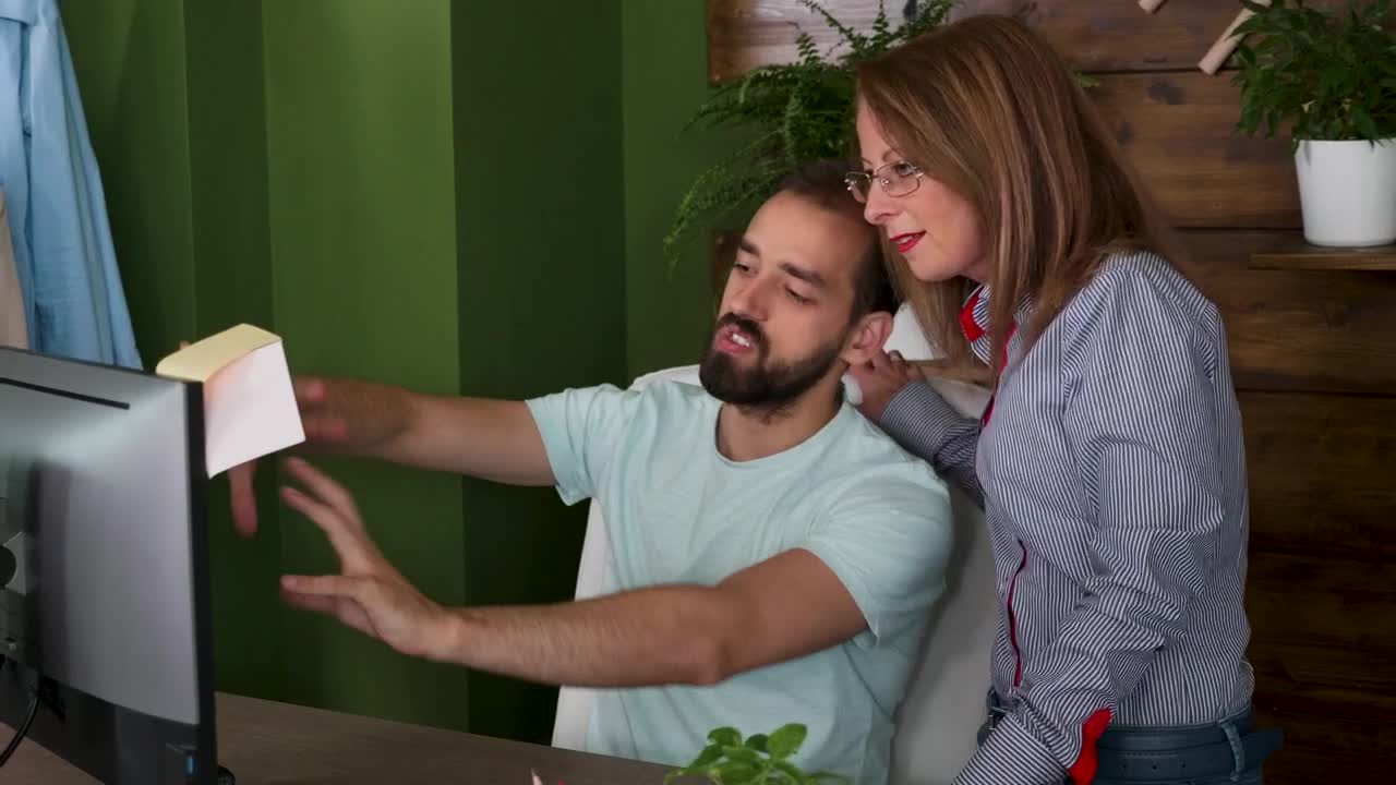 Stock Video Man Describes Idea To Coworker And Gestures At Screen Animated Wallpaper - Free Download