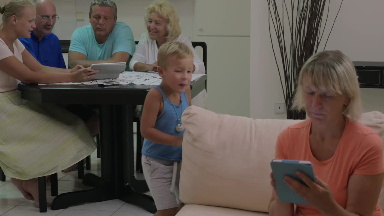 Stock Video Family Glued To Their Gadgets Live Wallpaper For PC - Free Download