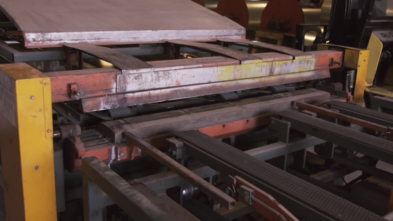 Stock Video Metal Pressing Machin Animated Wallpaper - Free Download