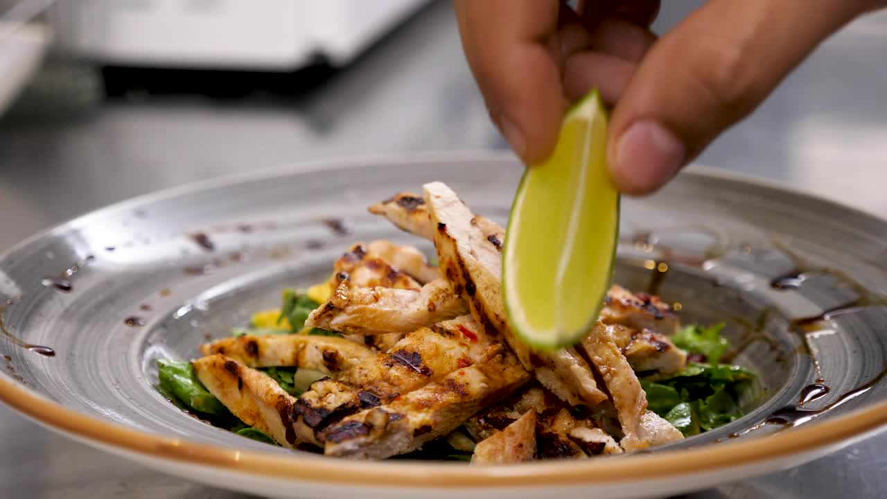 Video Stock Placing Lime On A Chicken Dish Live Wallpaper Free - Free Download
