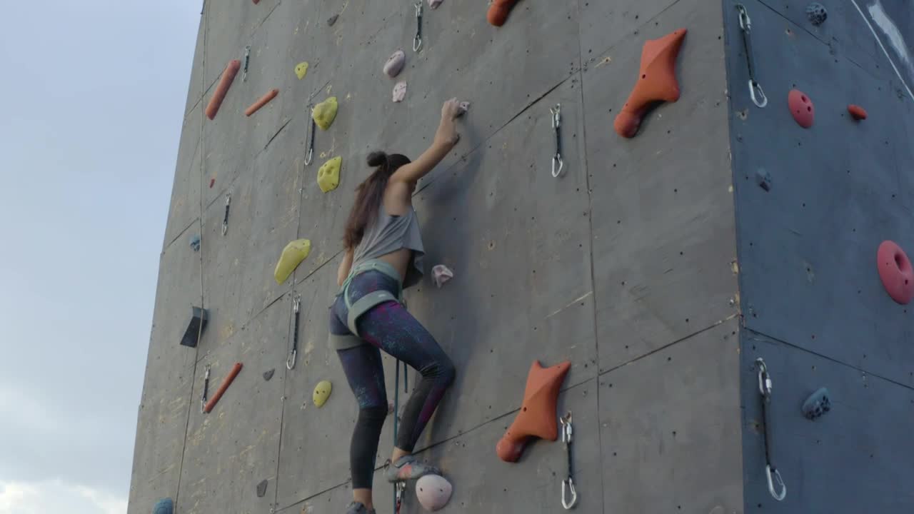 Free Video Stock Skillful Woman Climbing A High Wall For Mountaineering Live Wallpaper - Free Download
