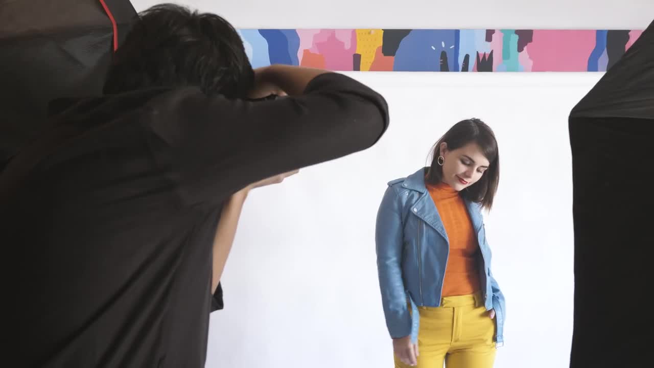Video Stock Photographer Taking Photos Of A Female Model Live Wallpaper Free - Free Download