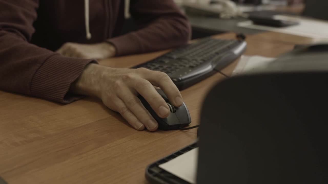 Stock Footage Using An Older Computer Mouse Live Wallpaper - Free Download