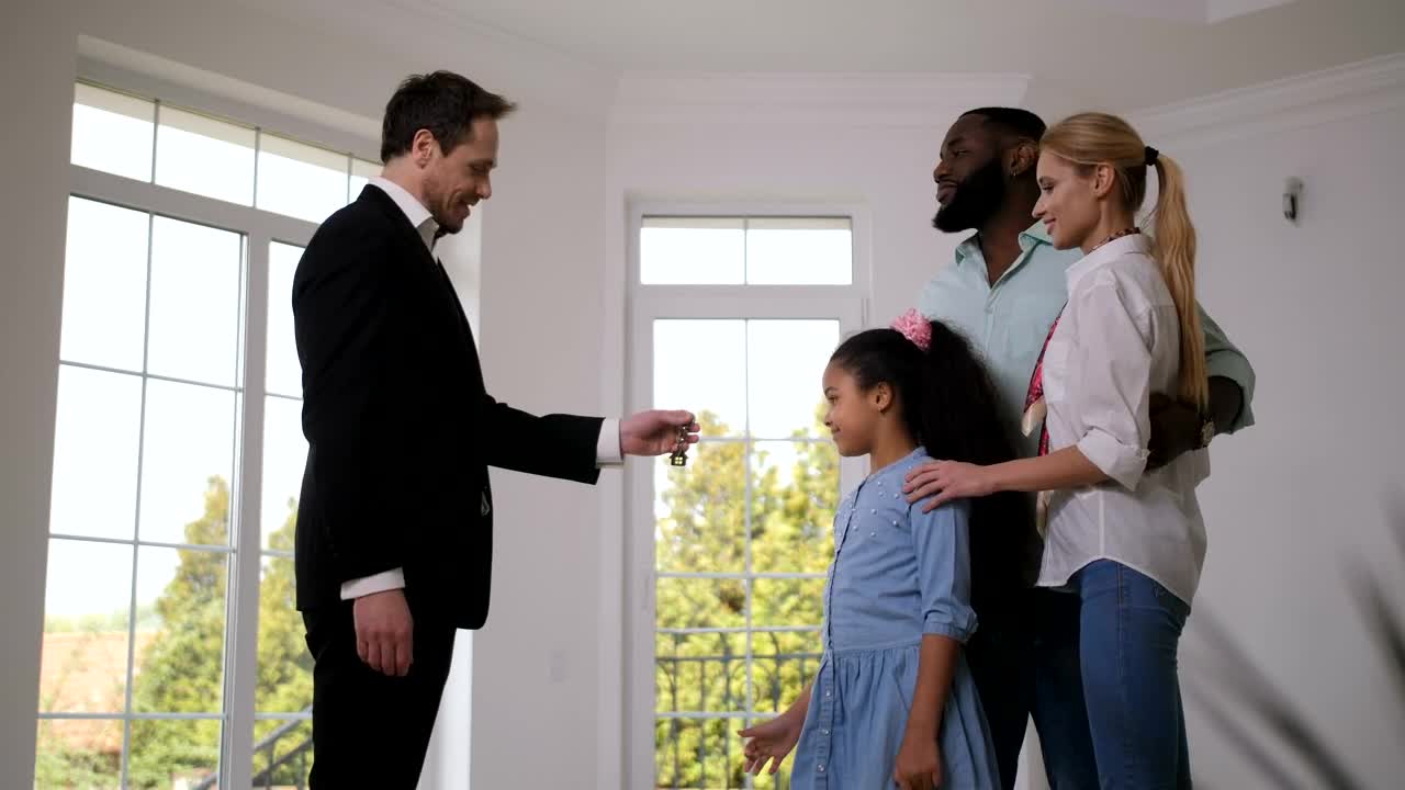 Stock Video Happy Family Purchase A New House Animated Wallpaper - Free Download
