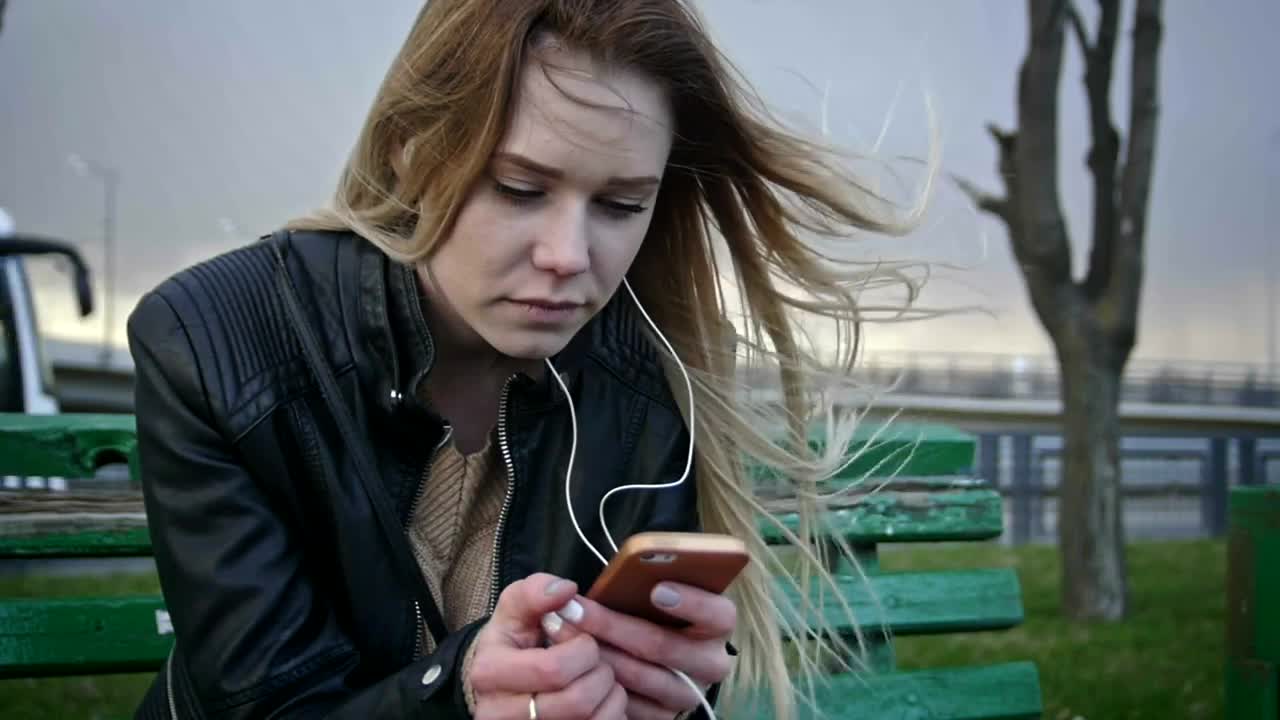 Free Stock Video Sad Girl On A Bench Looking To Her Smartphone Live Wallpaper - Free Download