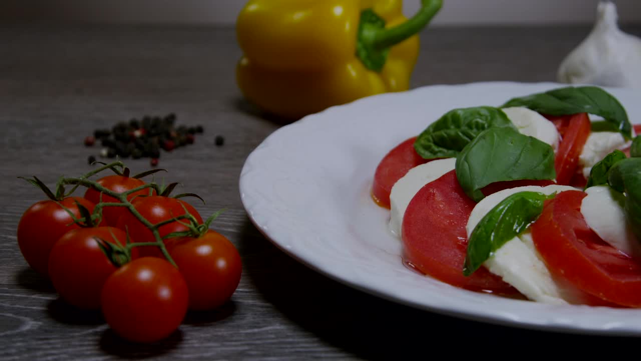 Video Stock Pouring Oil Over A Tomato Salad Live Wallpaper Free - Free Download