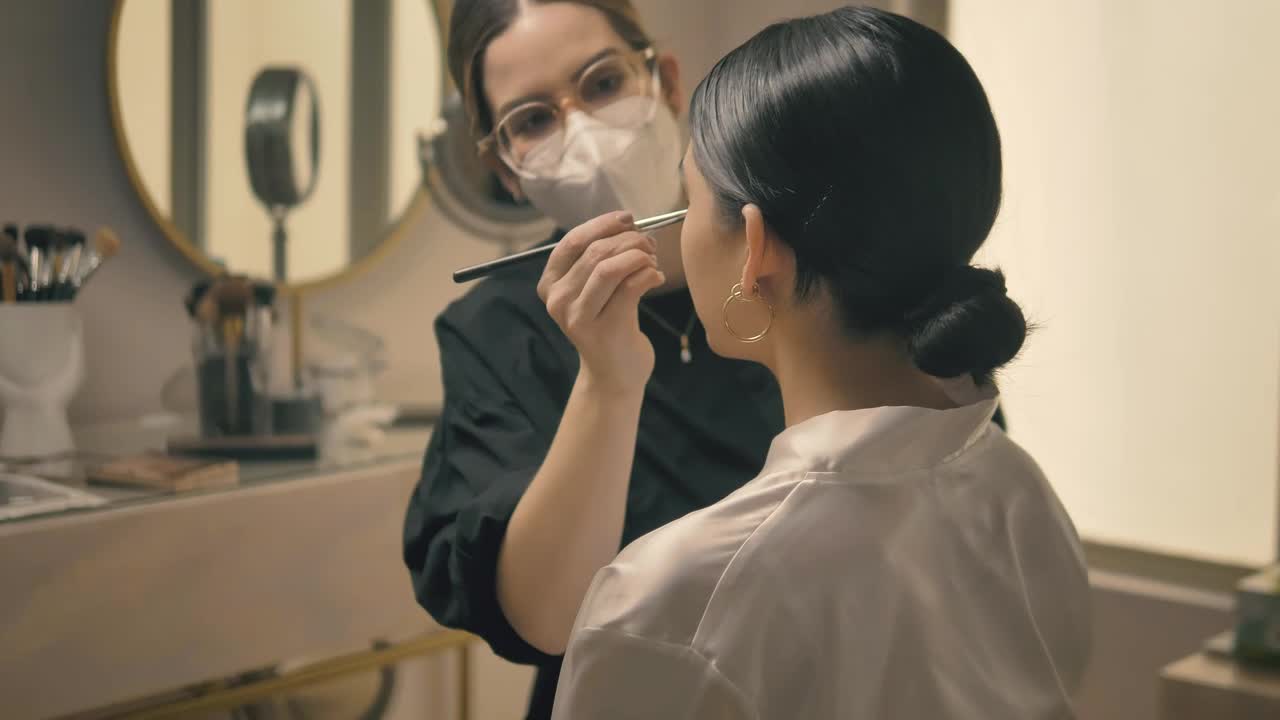 Stock Video Makeup Artist Working In Her Beauty Salon Animated Wallpaper - Free Download
