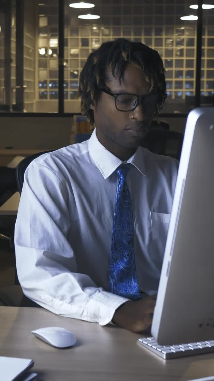 Stock Video Male Office Worker Working In An Lonely Office Animated Wallpaper - Free Download
