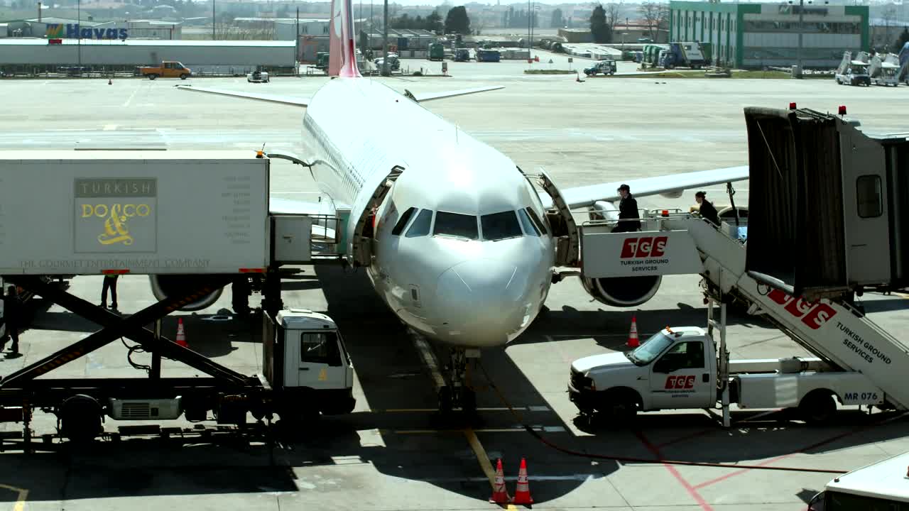 Free Video Stock Staff Preparing Passenger Plane For Take Off Live Wallpaper - Free Download