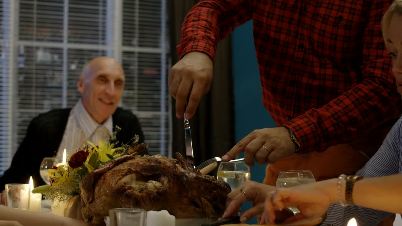 Stock Video Man Carving Turkey On Thanksgiving Dinner Animated Wallpaper - Free Download