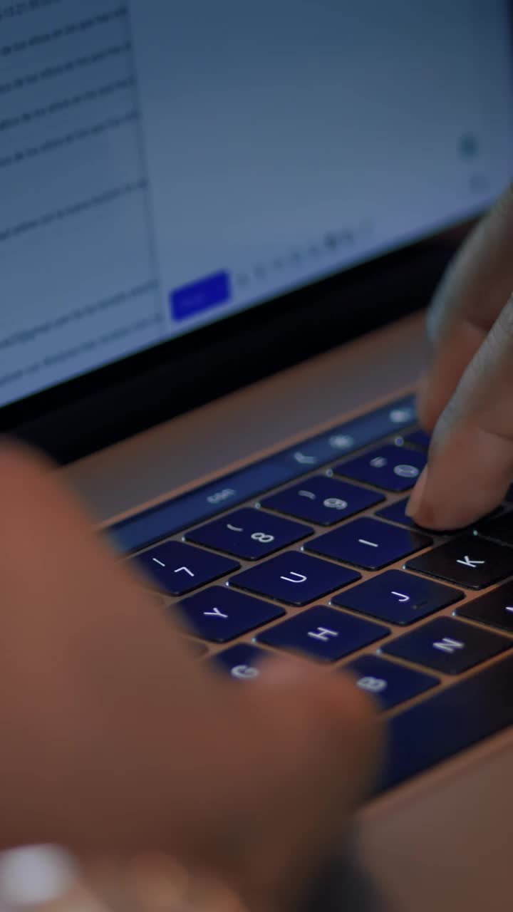 Free Stock Video Working On A Macbook Pro Live Wallpaper - Free Download