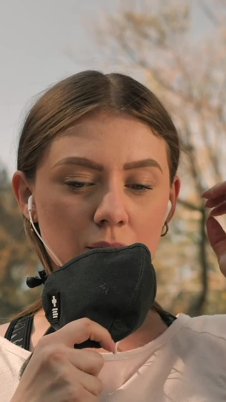 Video Stock Portrait Of Fitness Woman Wearing Face Mask Live Wallpaper Free - Free Download